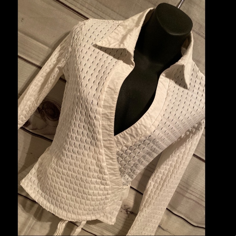 COPY - SEXY WHITE COLLARED BLOUSE.. SHOW OFF A LI…